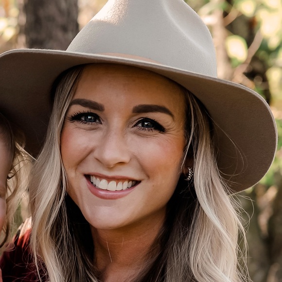 Meet your Posher, Stacia - Picture 1 of 1